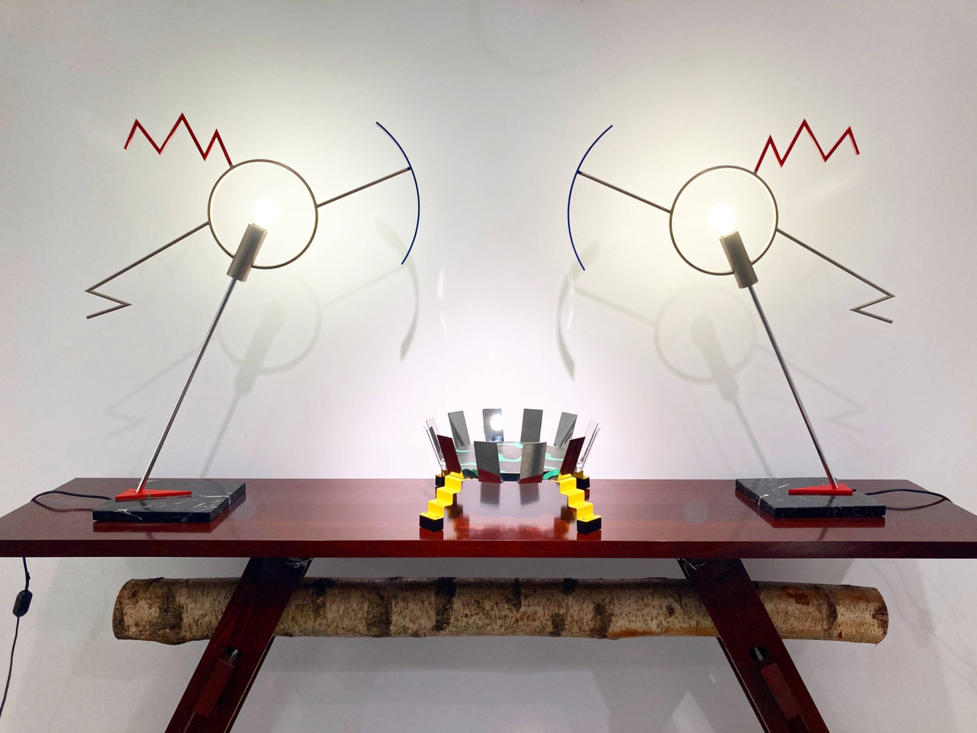 salon-pad-paris-2025-remix-gallery-console-boboolo-de-philippe-starck-lampes-de-javier-mariscal-coupe-de-george-sowden-et-nathal.jpg