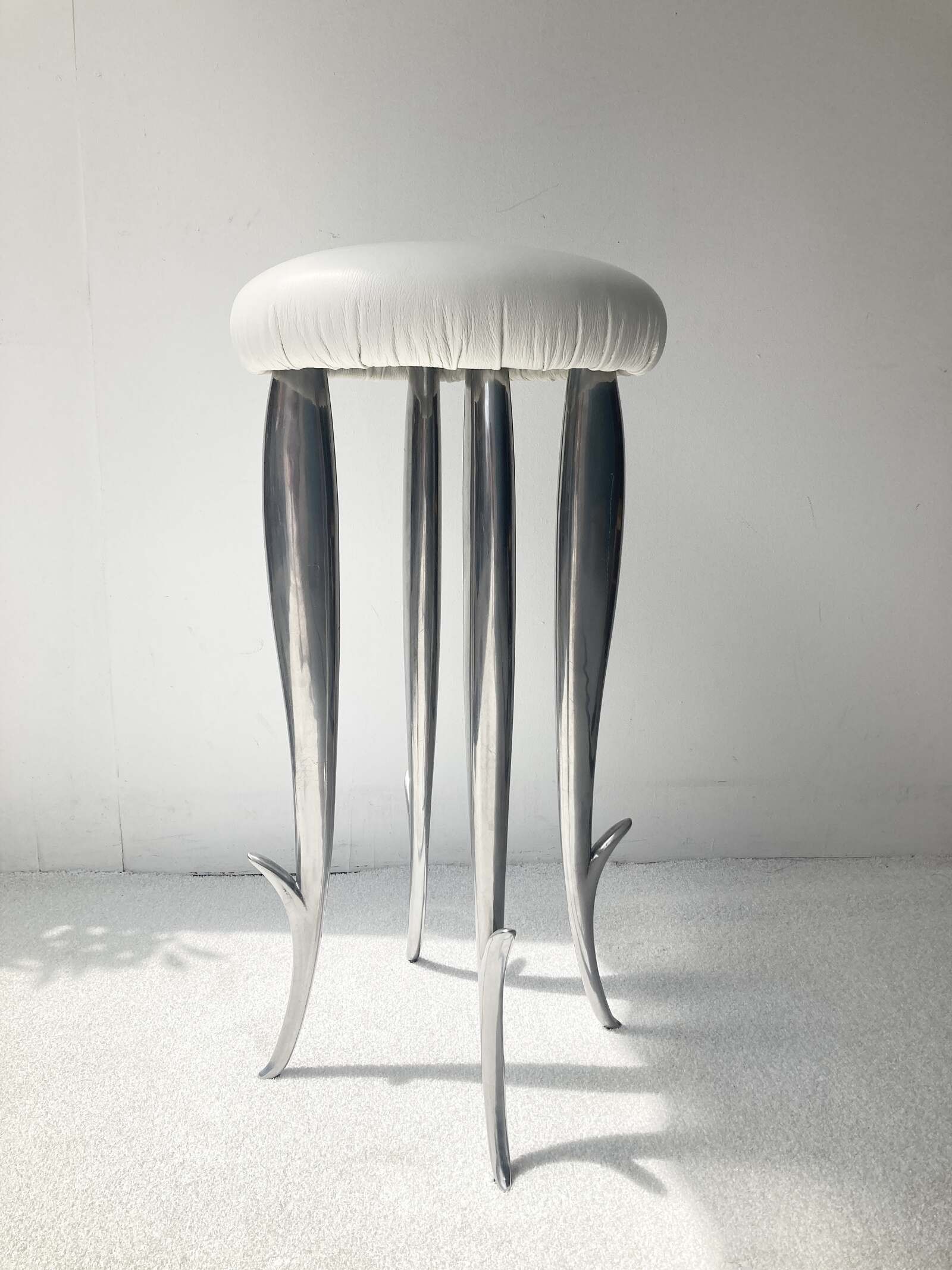 remix-gallery-tabouret-royalton-cuir-philippe-starck_1600_c-2.jpg